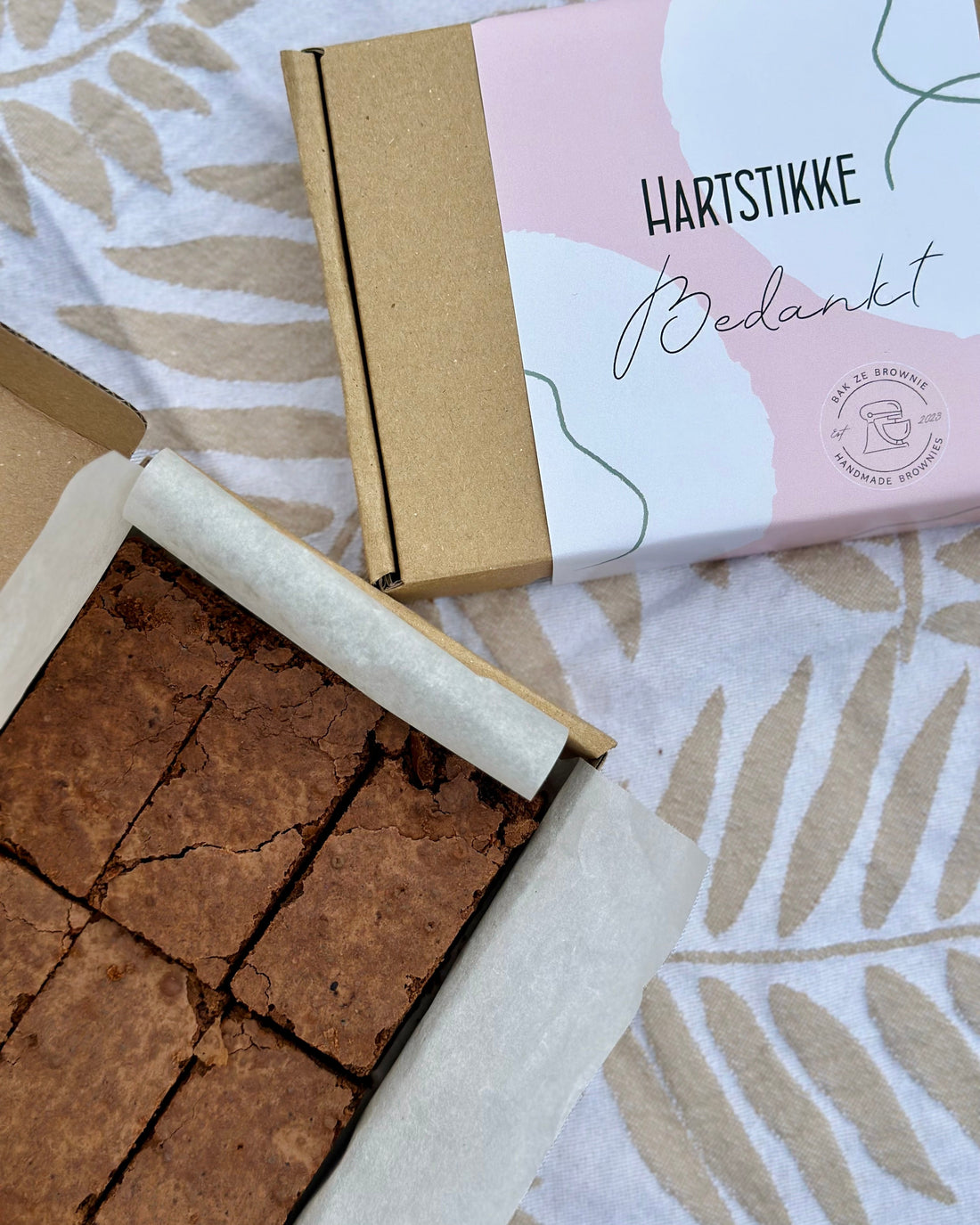 Overzichtsfoto brownie met brievenbus doos
